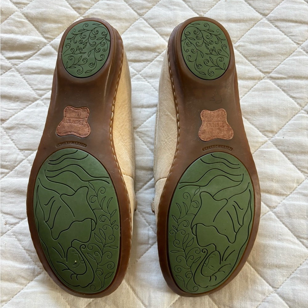 Born Women's Cream light tan Loafers size 8 EUC - Picture 7 of 9